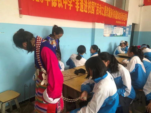 德欽中學(xué)美術(shù)課堂“飛”入藏族傳統(tǒng)服飾文化 素質(zhì)教育走出專業(yè)培訓(xùn)新路子